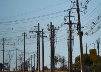 Número de acidentes envolvendo a rede elétrica aumentou no Brasil em 2025, segundo a Abradee. Construção civil foi o setor com maior registro de ocorrências e mortes.