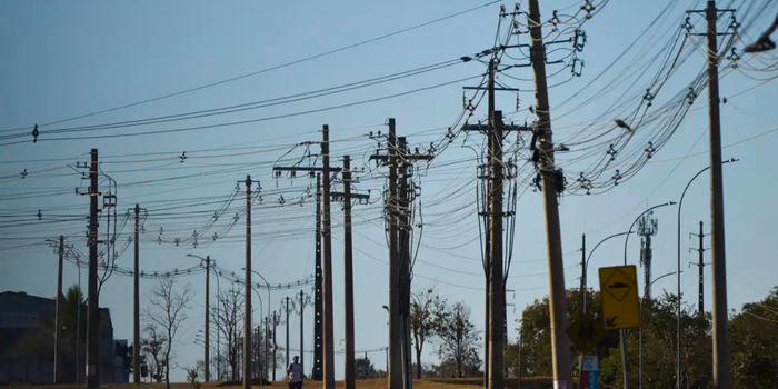 Número de acidentes envolvendo a rede elétrica aumentou no Brasil em 2025, segundo a Abradee. Construção civil foi o setor com maior registro de ocorrências e mortes.