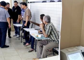 A Justiça Eleitoral iniciou a convocação de mesários para as eleições de outubro. Saiba quem pode ser chamado, quais são os benefícios e como pedir dispensa.