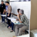 A Justiça Eleitoral iniciou a convocação de mesários para as eleições de outubro. Saiba quem pode ser chamado, quais são os benefícios e como pedir dispensa.