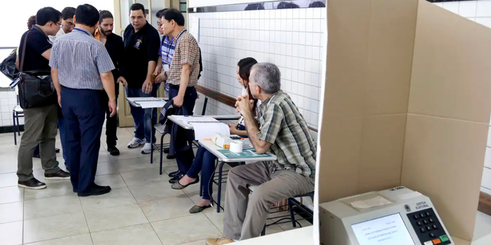 A Justiça Eleitoral iniciou a convocação de mesários para as eleições de outubro. Saiba quem pode ser chamado, quais são os benefícios e como pedir dispensa.