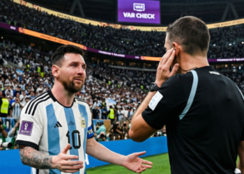 Atacante do Egito critica arbitragem após derrota para a Argentina por 3 a 2 nas oitavas da Copa do Mundo. Mostafa Zico afirma que partida foi “direcionada”.