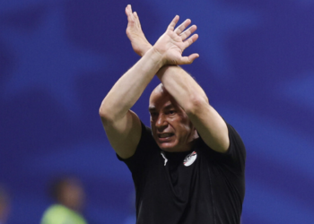 Técnico do Egito faz gesto contra possível discriminação após gol da Argentina, critica arbitragem e afirma que partida foi prejudicada por decisões do juiz.