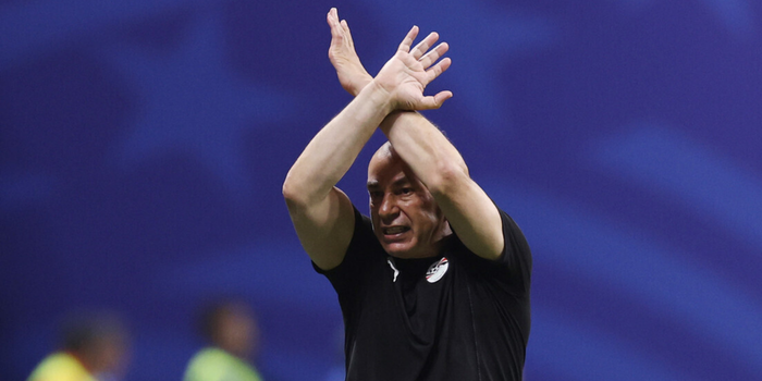 Técnico do Egito faz gesto contra possível discriminação após gol da Argentina, critica arbitragem e afirma que partida foi prejudicada por decisões do juiz.