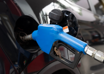 CNPE adia decisão sobre aumento do etanol na gasolina. Setor automotivo solicita novos estudos sobre impactos da mistura de 32% nos veículos.