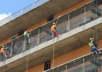 Venezuela inicia programa de reconstrução de imóveis após terremotos de junho. Governo informa milhares de vítimas, prédios danificados e ações de recuperação.