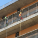 Venezuela inicia programa de reconstrução de imóveis após terremotos de junho. Governo informa milhares de vítimas, prédios danificados e ações de recuperação.