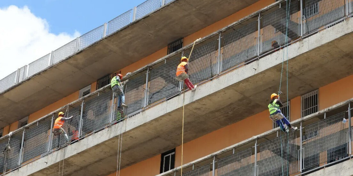 Venezuela inicia programa de reconstrução de imóveis após terremotos de junho. Governo informa milhares de vítimas, prédios danificados e ações de recuperação.