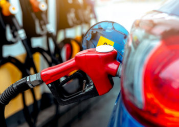 Governo adia decisão sobre o fim do subsídio de R$ 0,44 por litro da gasolina após alta do petróleo provocada pelas tensões no Oriente Médio.