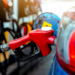 Governo adia decisão sobre o fim do subsídio de R$ 0,44 por litro da gasolina após alta do petróleo provocada pelas tensões no Oriente Médio.