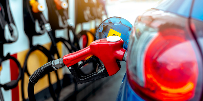 Governo adia decisão sobre o fim do subsídio de R$ 0,44 por litro da gasolina após alta do petróleo provocada pelas tensões no Oriente Médio.