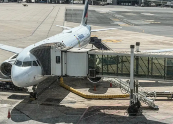 Nova regra da Anac prevê punições para companhias aéreas que não garantirem que crianças menores de 16 anos viajem ao lado de seus responsáveis sem custo extra.