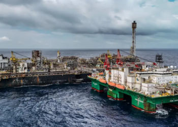 Governo federal mantém por até 60 dias o imposto de 12% sobre a exportação de petróleo bruto devido à alta do barril e às tensões no Oriente Médio.