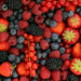 Frutas vermelhas são ricas em antioxidantes, vitamina C e compostos bioativos que fortalecem a imunidade, protegem o coração, favorecem o cérebro e ajudam na prevenção de doenças.