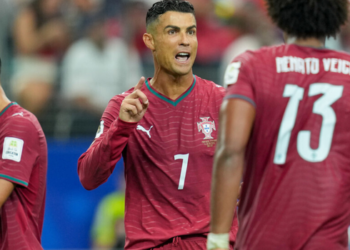 Youri Djorkaeff afirma que Cristiano Ronaldo não teve apoio dos companheiros na Copa do Mundo e critica a estratégia da seleção portuguesa durante o torneio.