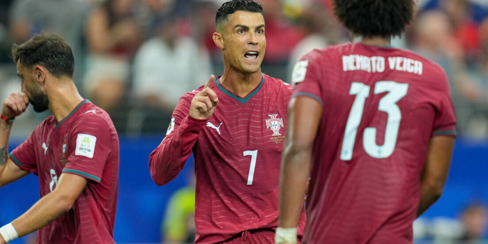 Youri Djorkaeff afirma que Cristiano Ronaldo não teve apoio dos companheiros na Copa do Mundo e critica a estratégia da seleção portuguesa durante o torneio.