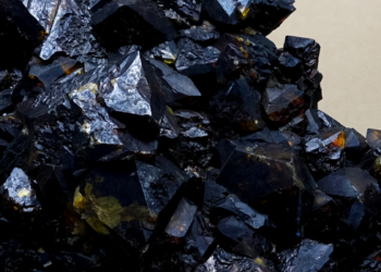Terras raras e minerais estratégicos brasileiros podem influenciar negociações comerciais entre Brasil e Estados Unidos, segundo especialista em comércio internacional.