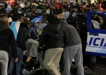 Um jovem de 20 anos foi morto a tiros durante as comemorações da classificação da Argentina para a semifinal da Copa do Mundo de 2026. Polícia investiga o caso.