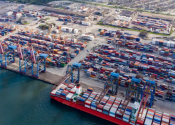 Brasil contesta possíveis tarifas dos Estados Unidos sobre produtos nacionais e intensifica negociações diplomáticas para evitar novas barreiras comerciais que podem afetar bilhões em exportações.