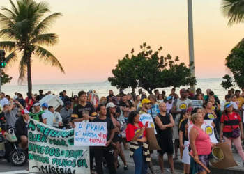 Camelôs protestam pelo quarto dia contra o programa Tolerância Zero nas praias do Rio. MPF pede suspensão da operação e ambulantes cobram diálogo com a prefeitura.
