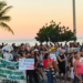 Camelôs protestam pelo quarto dia contra o programa Tolerância Zero nas praias do Rio. MPF pede suspensão da operação e ambulantes cobram diálogo com a prefeitura.