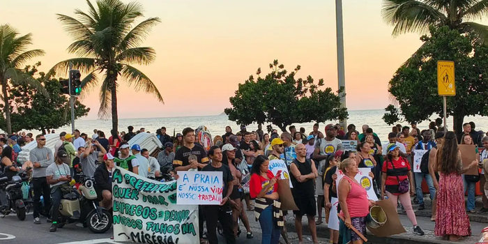 Camelôs protestam pelo quarto dia contra o programa Tolerância Zero nas praias do Rio. MPF pede suspensão da operação e ambulantes cobram diálogo com a prefeitura.