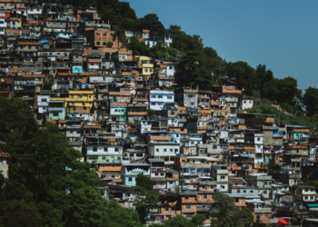 Brasil possui o terceiro maior déficit habitacional da América Latina, segundo estudo da Habitat for Humanity e ONU-Habitat. Levantamento destaca a precariedade das moradias existentes.