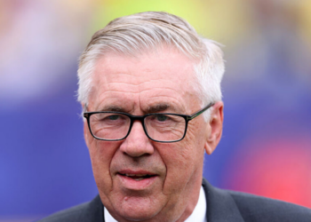 Carlo Ancelotti recebe cerca de 10 milhões de euros por ano, valor superior à soma dos salários de Luis de la Fuente e Lionel Scaloni.