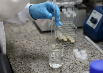 Brasil cria estratégia para ampliar a produção nacional de medicamentos, vacinas, insumos e equipamentos, reforçando a autonomia e o abastecimento do SUS.
