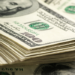 Dólar fecha abaixo de R$ 5,09 com apoio dos juros elevados e da alta do petróleo, enquanto o Ibovespa registra a quarta queda consecutiva pressionado pelas mineradoras.