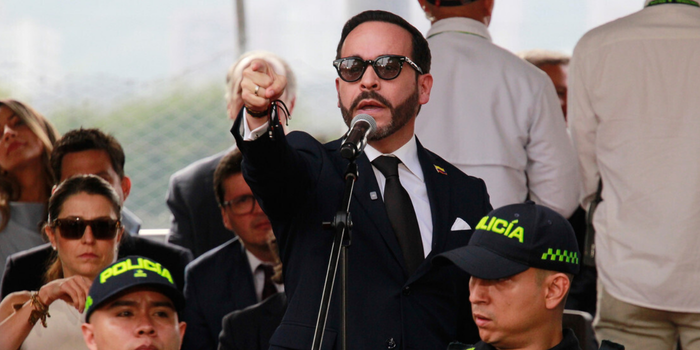 Equipe de Abelardo de la Espriella denuncia possível plano de atentado antes da posse presidencial na Colômbia e solicita investigação urgente.