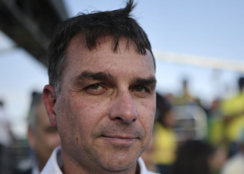 Equipe de Flávio Bolsonaro amplia esquema de segurança após identificar mais de 2 mil ameaças desde junho, principalmente nas redes sociais.