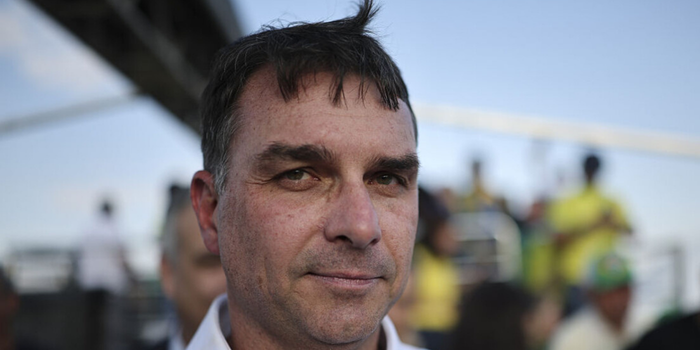 Equipe de Flávio Bolsonaro amplia esquema de segurança após identificar mais de 2 mil ameaças desde junho, principalmente nas redes sociais.