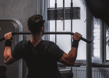 Permanecer sentado por longos períodos pode prejudicar a saúde mesmo entre pessoas que frequentam a academia ou praticam exercícios regularmente.