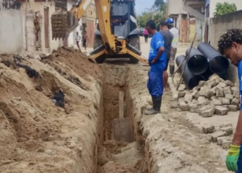 Prefeitura de Cabo Frio inicia obra de drenagem na Rua Cosme de Souza, no Manoel Corrêa, para substituir tubulação danificada e recuperar o pavimento.