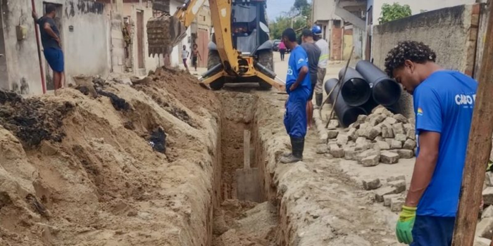 Prefeitura de Cabo Frio inicia obra de drenagem na Rua Cosme de Souza, no Manoel Corrêa, para substituir tubulação danificada e recuperar o pavimento.