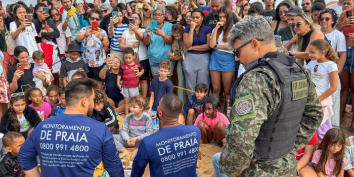 Tartaruga-verde juvenil é devolvida ao oceano na Praia do Abricó, em Rio das Ostras, após passar por tratamento e reabilitação veterinária.