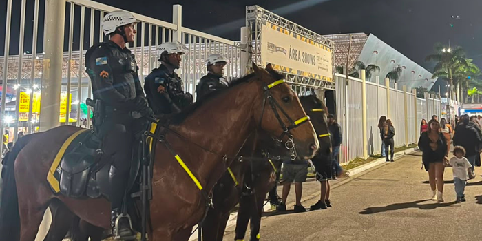 Cavalaria da Guarda Municipal reforça o esquema de segurança da Expo Macaé 2026 com patrulhamento montado, prevenção de ocorrências e apoio aos visitantes.