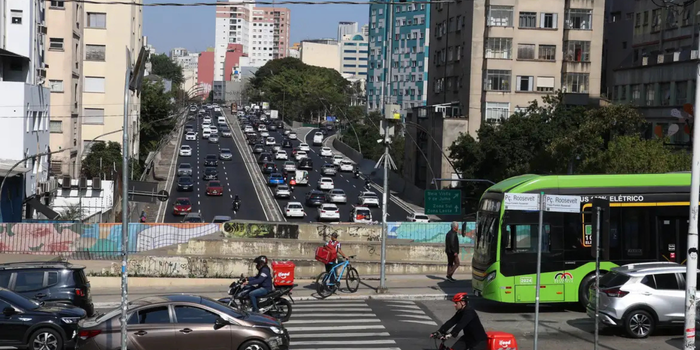 Move Brasil libera financiamento de motos e bicicletas elétricas para entregadores, mototaxistas e motofretistas, com juros a partir de 0,91% ao mês.