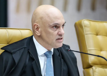 Moraes concede regime semiaberto a Débora do Batom e reconhece 212 dias de remição; ela continuará cumprindo pena em prisão domiciliar.