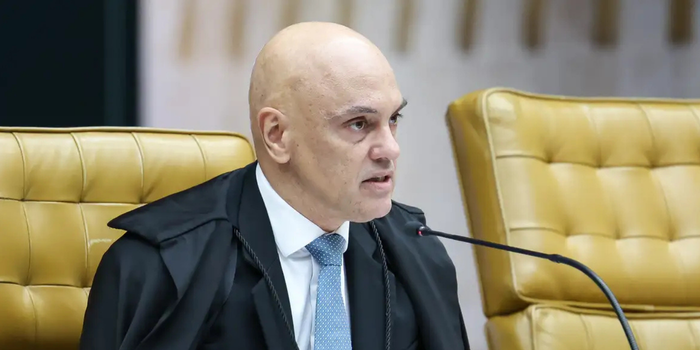 Moraes concede regime semiaberto a Débora do Batom e reconhece 212 dias de remição; ela continuará cumprindo pena em prisão domiciliar.