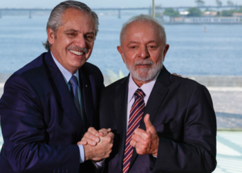 Alberto Fernández critica Javier Milei após viagem ao Brasil para evento de Flávio Bolsonaro e questiona ataques contra Lula e Alexandre de Moraes.