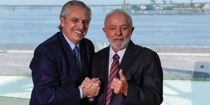 Alberto Fernández critica Javier Milei após viagem ao Brasil para evento de Flávio Bolsonaro e questiona ataques contra Lula e Alexandre de Moraes.