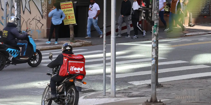 Justiça determina que INSS analise benefícios de entregadores acidentados mesmo sem CAT ou vínculo formal e prevê multa de R$ 10 mil por dia.