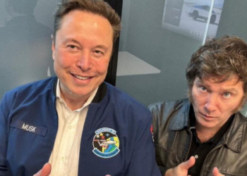 Argentina anuncia parceria com a Starlink para conectar 6 mil escolas rurais. Empresa fornecerá equipamentos e dois anos de internet gratuita.
