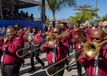 Macaé comemora 213 anos com desfile cívico-militar na Imbetiba, reunindo escolas, bandas, forças de segurança, cultura e serviços públicos.