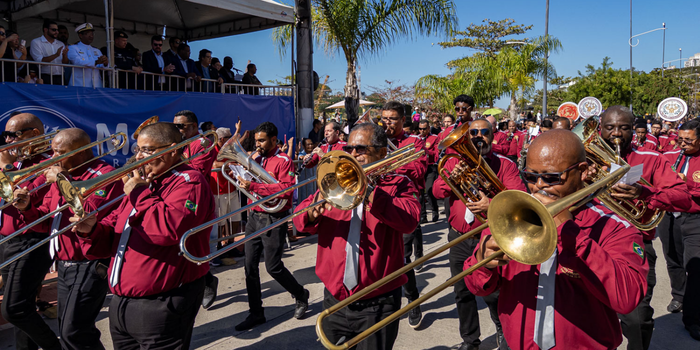 Macaé comemora 213 anos com desfile cívico-militar na Imbetiba, reunindo escolas, bandas, forças de segurança, cultura e serviços públicos.