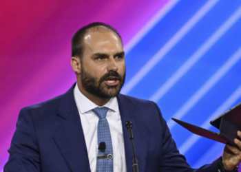 Eduardo Bolsonaro anuncia que não será candidato nas eleições de 2026 e diz que decisão considera o cenário jurídico e político. Ex-deputado apoiará Flávio Bolsonaro e André do Prado.
