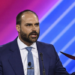 Eduardo Bolsonaro anuncia que não será candidato nas eleições de 2026 e diz que decisão considera o cenário jurídico e político. Ex-deputado apoiará Flávio Bolsonaro e André do Prado.