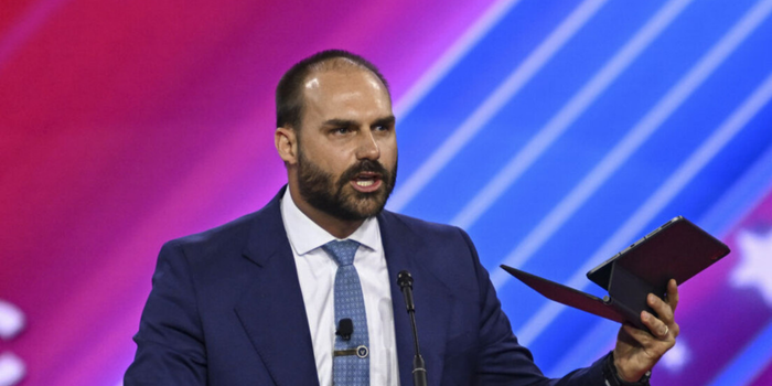 Eduardo Bolsonaro anuncia que não será candidato nas eleições de 2026 e diz que decisão considera o cenário jurídico e político. Ex-deputado apoiará Flávio Bolsonaro e André do Prado.